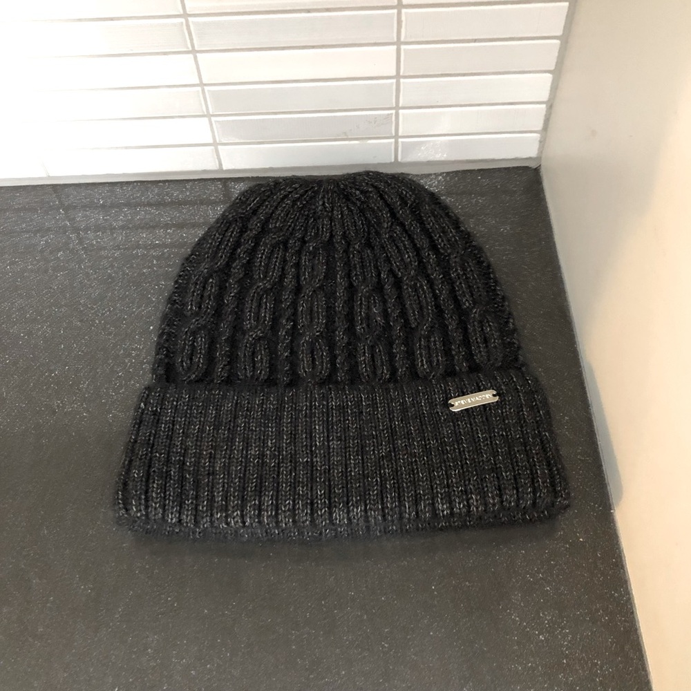 EUC Steve Madden women’s knit toque